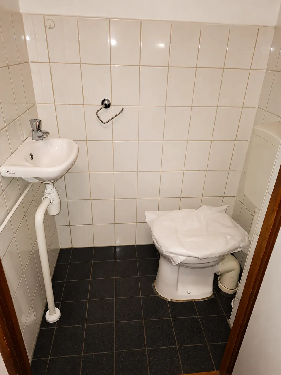 Toiletvloer na de schoonmaak door Diplomatic Cleaning Service