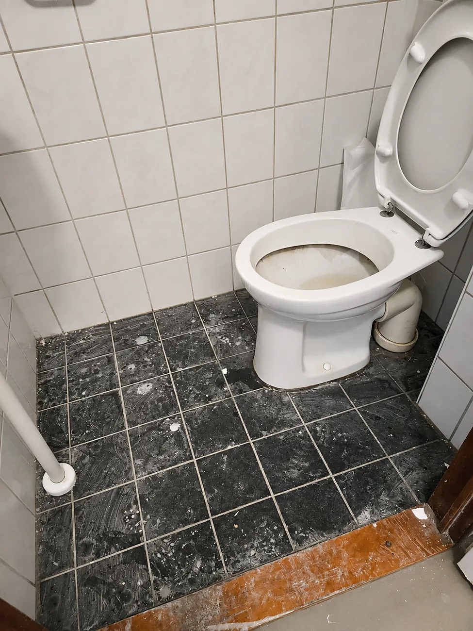 Vieze toiletvloer voor de schoonmaak